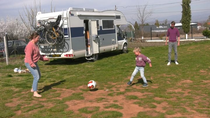 “Me rulot nëpër botë”, familja holandeze e cila prej 8 muajsh shtëtit në disa vende, për tu ndalur edhe në Shqipëri