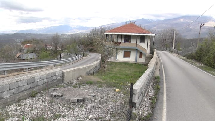 Klos, shtëpia që mbeti mes dy rrugëve