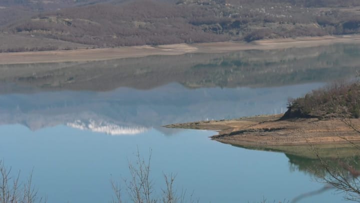 Ulet në minimum niveli i ujit në liqenin e Ulzës, shkak dyshohet shfrytëzimi për shitjen me çmim të lartë të energjisë