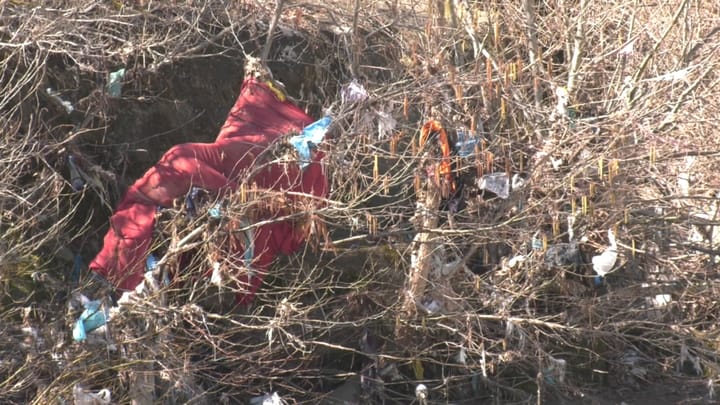 Lumi i Matit, zona më e ndotur, mbeturinat mbeten në bimësi