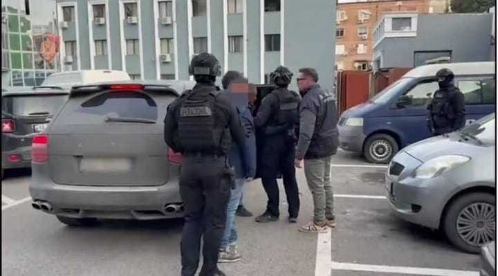 Vihen në pranga dy shtetas që fshiheshin prej vitesh në Dibër pasi vranë një shqiptar më 1999 në Itali