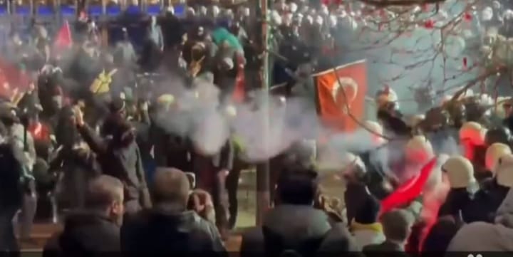 Protestat masive “pushtojnë” Turqinë pas burgosjes së Imamoglu/ Ekonomia në rënie, humbje të mëdha në kapitale