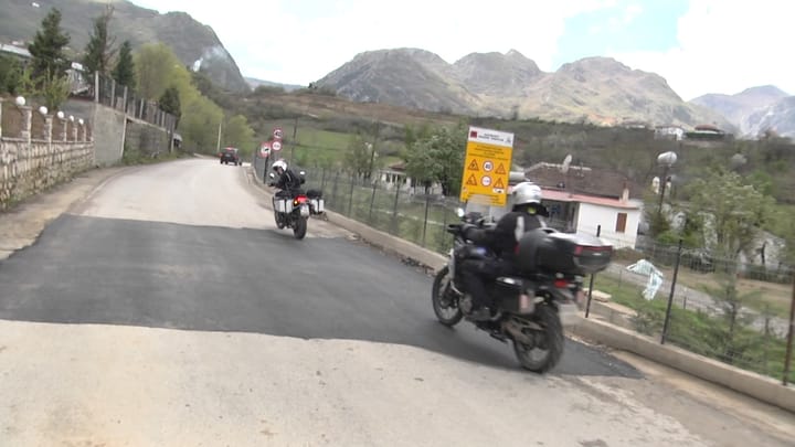 Asfaltohet segmenti i dëmtuar i rrugës që lidh Matin me Rrugën e Arbrit