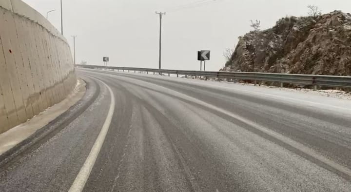Reshjet e borës mbulojne gjithe Qarkun Dibër, probleme në rrugën e Arbrit.