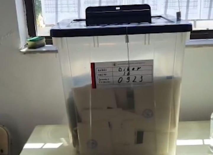 VOTË 2025/Nis dërgimi i fletëve të votimit për votuesit e qarkut Dibër dhe Berat që jetojnë jashtë vendit