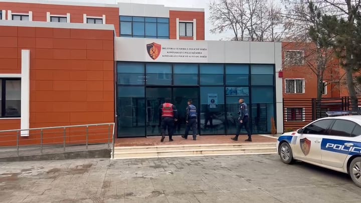 Plagoset me thikë një 20 vjeçar në Dibër, në Bulqizë gruaja plagos burrin me thikë