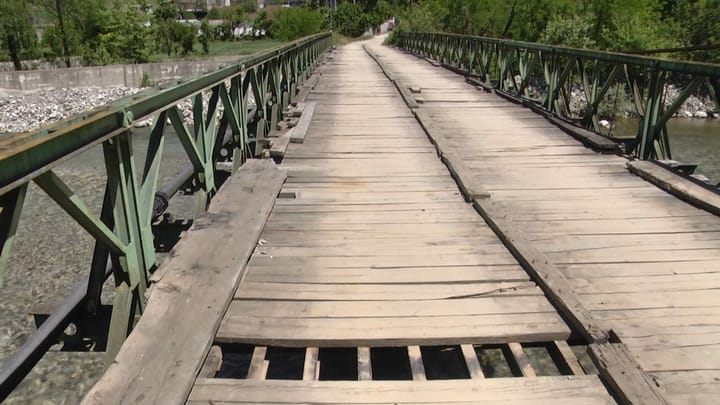 Klos / Ura tip baley tek “Ish-Pazari i vjetër”, probleme me shtresën prej dërrase