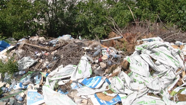 Ndotja nga mbetjet në fshatin Kloskatund