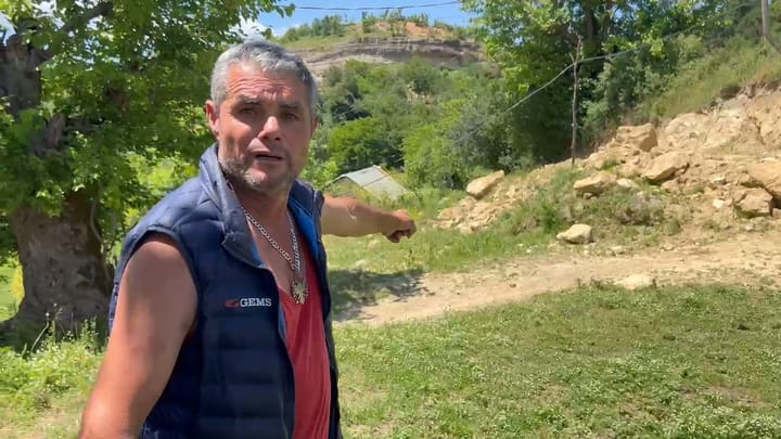 Klos / Dy lagje të fshatit Rripë ende pa rrugë