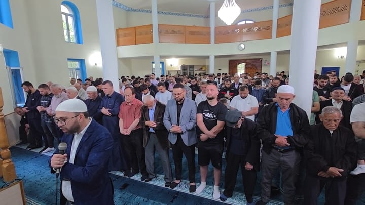 Besimtarët myslimanë kremtojnë Kurban Bajramin, mbushin xhamitë e qyteteve