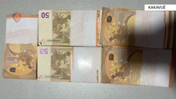 Kapet në Kakavijë me 25,000 euro të padeklaruara, procedohet 65-vjeçarja që udhëtonte për në Greqi - JavaNews.al