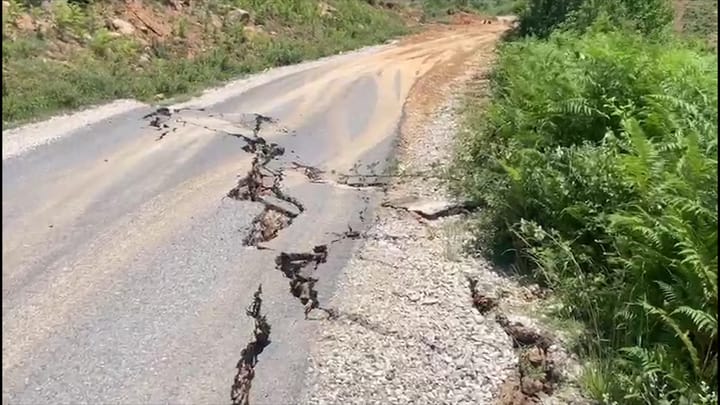 U asfaltua dy vite më parë, degradon rruga e fshatit Peshk në Martanesh