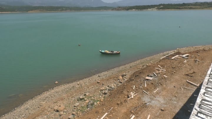 Bie niveli i ujit në liqenin e Ulzës menjëherë pas moratoriumit të peshkimit