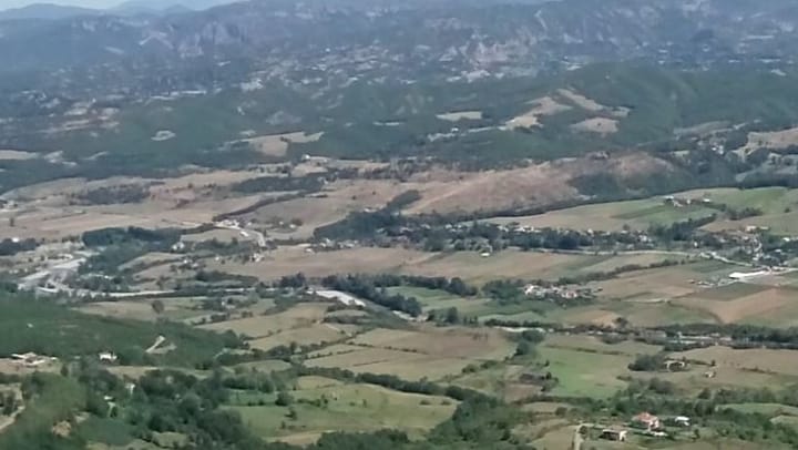 Bashkëfshatarët flasin për vrasjen e 23 vjeçarit: Janë ndër familjet më të mira. Djali ka qenë fëmijë, është bërë krim!