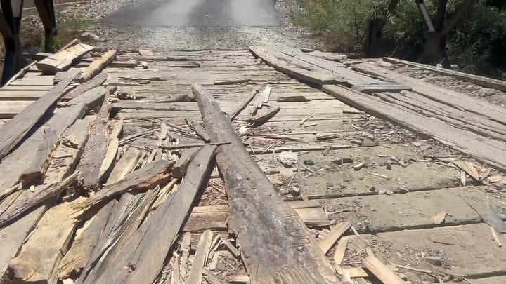 Dëmtohet shtresa e urës që lidh fshatrat Shkallë e Gurë i Bardhë me rrugën e Arbrit