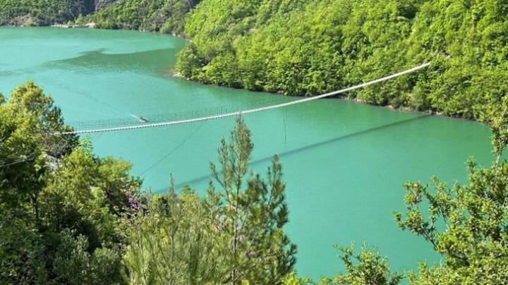 Detaje nga ngjarja në Ulëz, automjeti i 23-vjeçarit përfundoi në Liqenin e Shkopetit. Persona të paidentifikuar e qëlluan teksa…