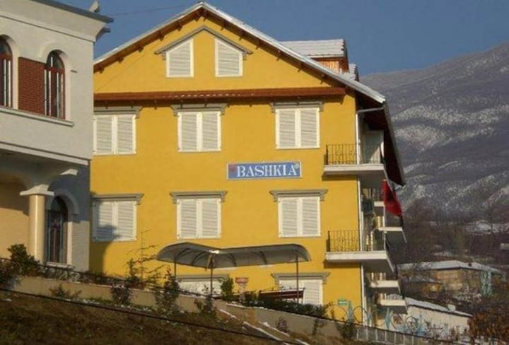 “Furtunë” dorëheqjesh edhe në Bashkinë Dibër, largohen 35 drejtues të njësive administrative