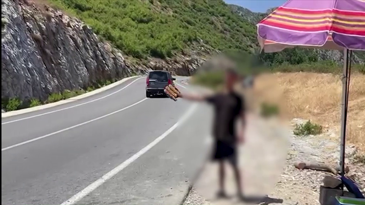 (VIDEO)I riu sfidon temperaturat e larta ekestreme duke shitur misra në rrugën e Arbrit