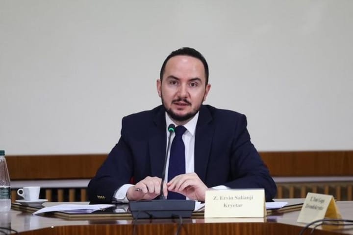 Kërkon lirimin me kusht, Ervin Salianji mbërrin në Gjykatën e Fierit