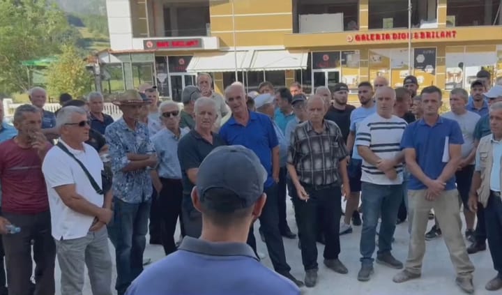 Ndërtimi i HEC-it në Kurdari, banorët protestë në Bashkinë Klos: Jemi kundër! Duhet të shpërngulemi si fshat