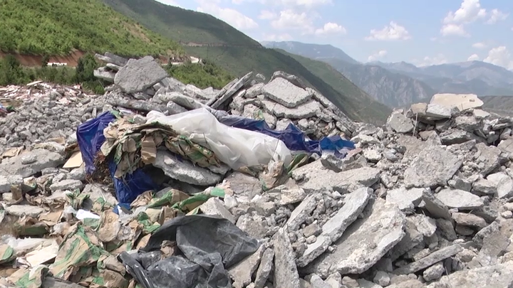 (VIDEO)Vijon ndotja në fshatin Plan i Bardhë, asnjë masë e marrë nga autoritetet
