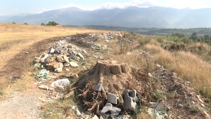 FUSHA E GJORICËS MBULUAR ME MBETJE DHE INERTE