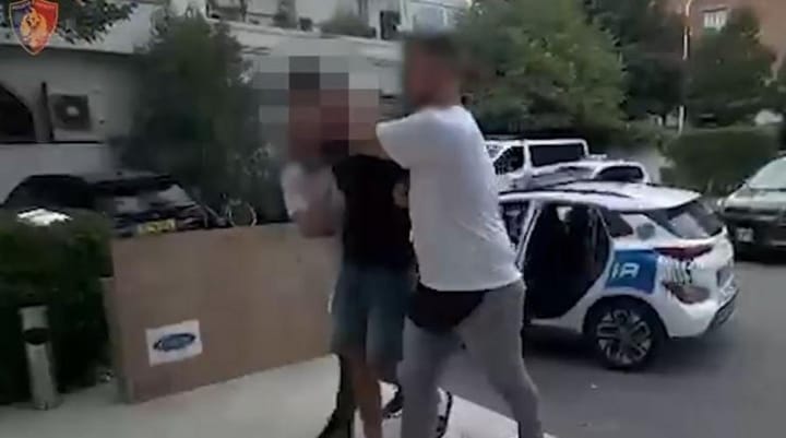 Mashtronte qytetarë duke përdorur identitet të rremë për t’u zhvatur para, arrestohet 21-vjeçari