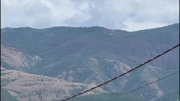 SHIU FIK ZJARRIN NË MALIN E ALLUSHIT NË KLOS