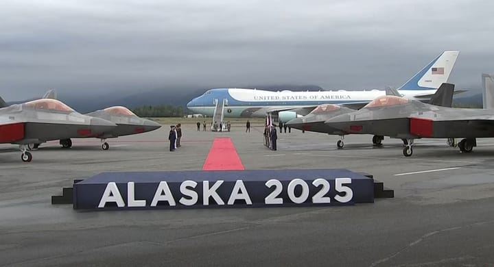 Trump zbarkon i pari në Alaska, Shtëpia e Bardhë: Nuk do të ketë takim kokë më kokë me Putin