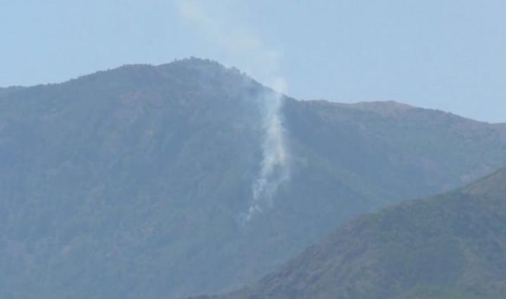 Vatër zjarri në malin e Gërmanit në Mat, terreni i vështirë pengon ndërhyrjen e zjarrfikësve