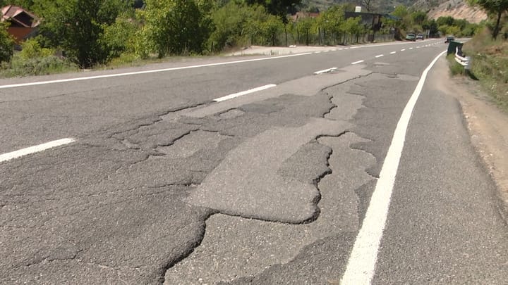ARRSH mendon për vijat e bardha, por jo për të riparuar dëmtimet që ka pësuar rruga Bulqizë – Ura e Çerenecit