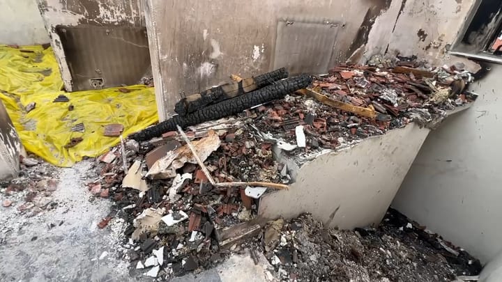 Djegia e banesave në Peshkopi, familjarët kërkojnë ndihmë, probleme me rrjedhjen e ujit në katet e poshtme