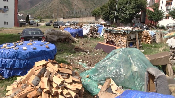 Hapësirat publike në Bulqizë, “pushtohen” nga drutë e zjarrit