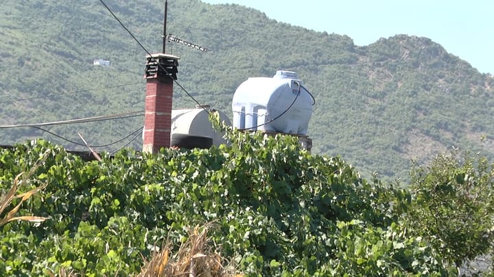 Kloskatundi pa ujë të pijshëm, banorët: mirë që kemi hapur puseKloskatundi pa ujë të pijshëm, banorët: mirë që kemi hapur puse