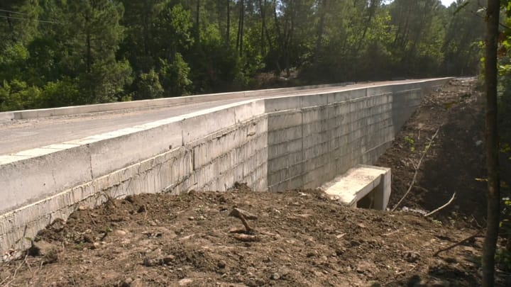 Rruga Urakë - Rrëshen me probleme, firma rindërton veprat e artit