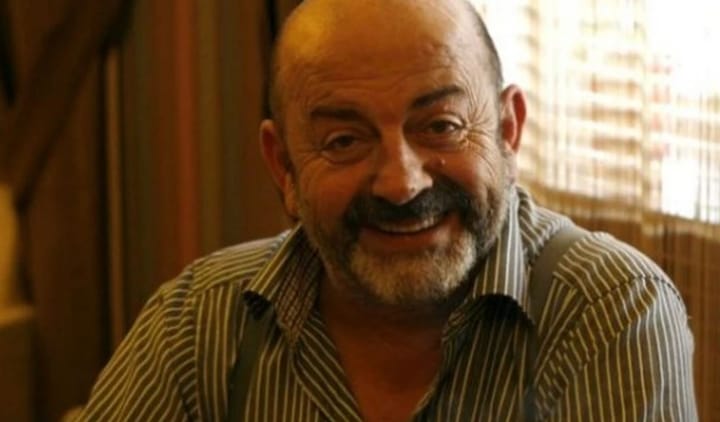 Shuhet në moshën 71-vjeçare ikona e teatrit dhe filmit shqiptar Enver Petrovci. Ai la pas një karrierë të pasur artistike