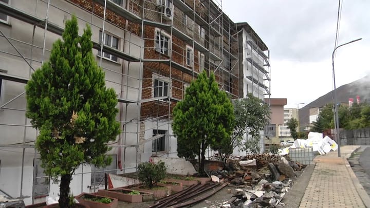 Skelat e vendosura në pallatet e lagjes së re të Bulqizës bëhen shqetësim për banorët