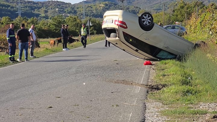 Aksident në Suç, shpëtojnë mrekullisht dy të rejat që udhëtonin në një automjet