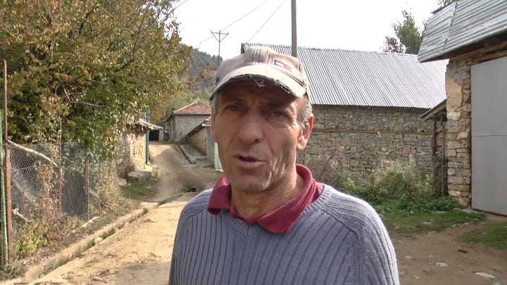 Dibër, banorët braktisin fshatin për 2.2 kilometra rrugë të paasfaltuar