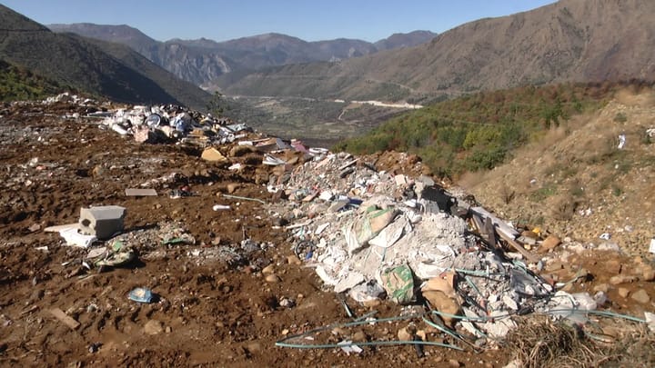 INERTET NË QAF BUALL MBULOHEN ME DHERA, POR TË TJERA VIJOJNË TË HIDHEN