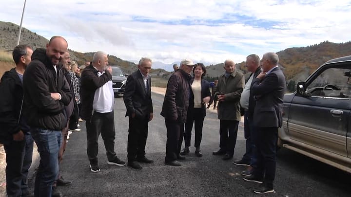 Nis asfaltimi i rrugës së Lurës në të dyja drejtimet, punimet inspektohen nga Kryebashkiaku i Dibrës