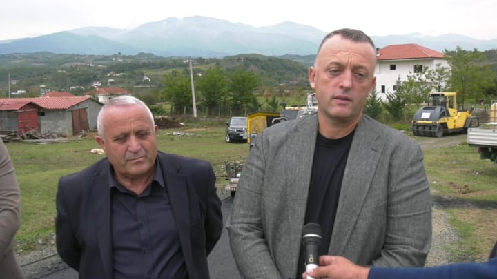 Nis asflatimi i rrugës së 12 të fazës së parë të asfaltimit të rrugëve rurale në Bashkinë Mat