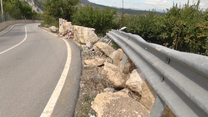 Rruga e fshatit Fshat, rrezik i madh për banorët, aksidente thuajse çdo ditë