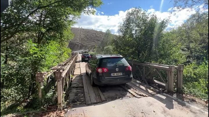 Ura që lidh dy Njësi Administrative me Peshkopinë, rrezik për banorët