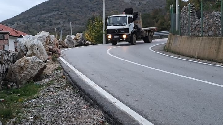 Asnjë masë e marrë në rrugën e fshatit Fshat që e lidh me rrugën e Arbrit