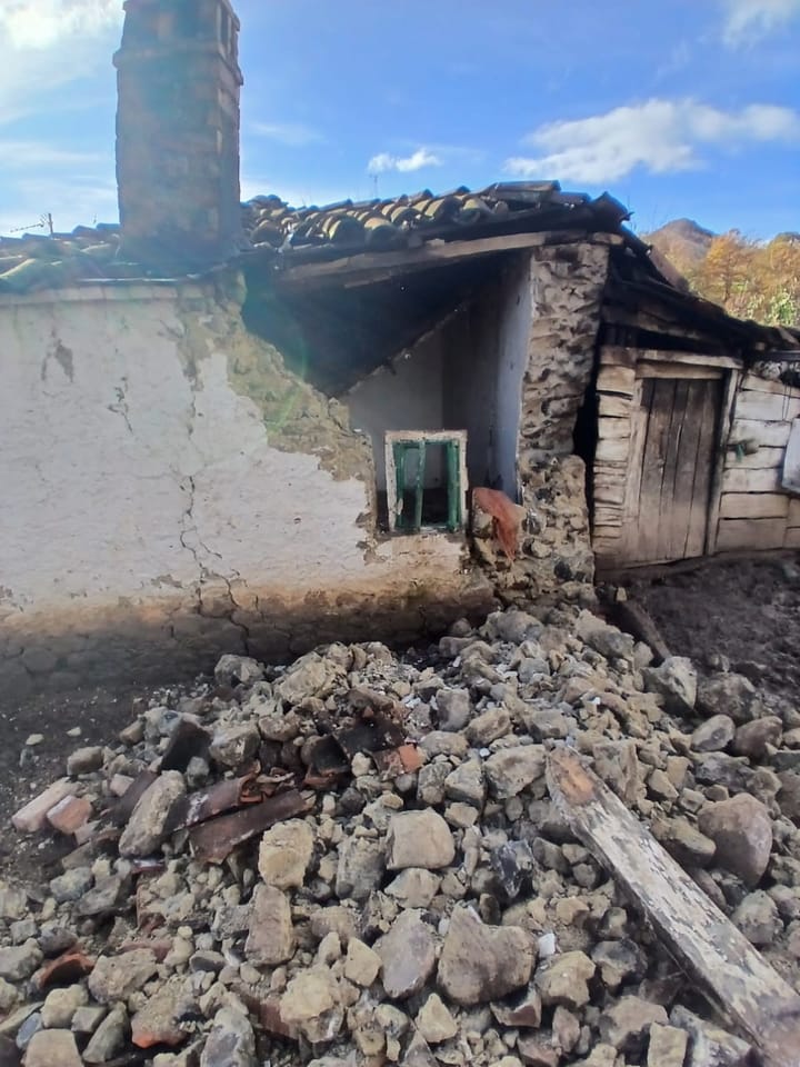 BAZ/Shembet banesa e Preng dhe Gjetë Gjinit, 10 anëtarët e familjes mbeten në qiell të hapur.