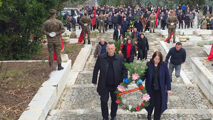 Mat, homazhe tek varrezat e dëshmorëve në 81 vjetorin e ditës së çlirimit