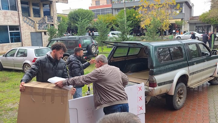Neser Mati Voton/ Shpëndahen materialet zgjedhore në Bashkinë Mat.