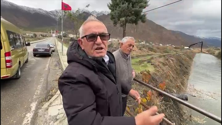 Nis ndërhyrja në Bulqizë, mbërrin mjeti eskavator nga Bordi i Kullimit Durrës