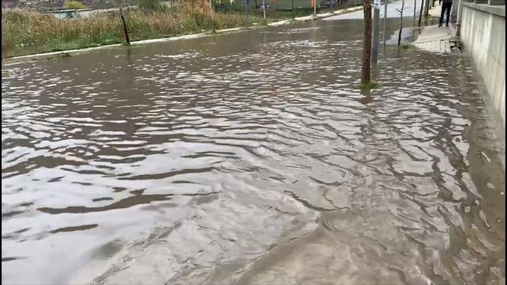 Përmbytet rruga pranë terminalit të Bulqizës